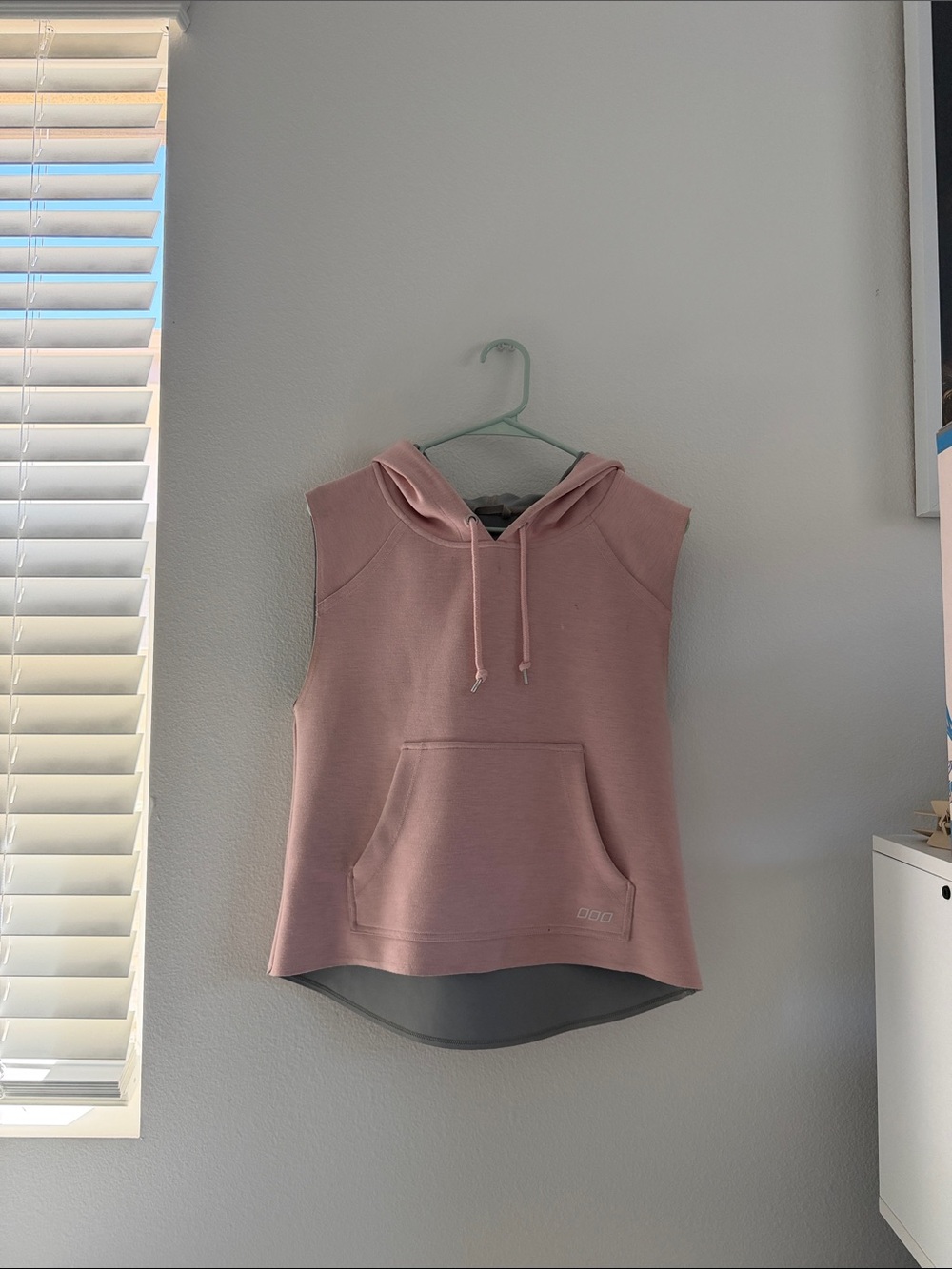 Lorna Jane Sleeveless Hoodie in Dusty Pink